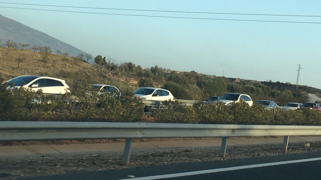 El sector turístico de la Costa exige alternativas que eviten las retenciones en la autovía con Granada