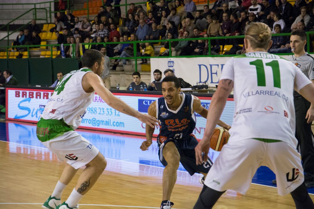 Sin acierto en el triple y con errores atrás, el conjunto ourensano,cayó en los últimos minutos del partido. Sin acierto en el triple y con errores atrás, el conjunto ourensano,cayó en los últimos minutos del partido.