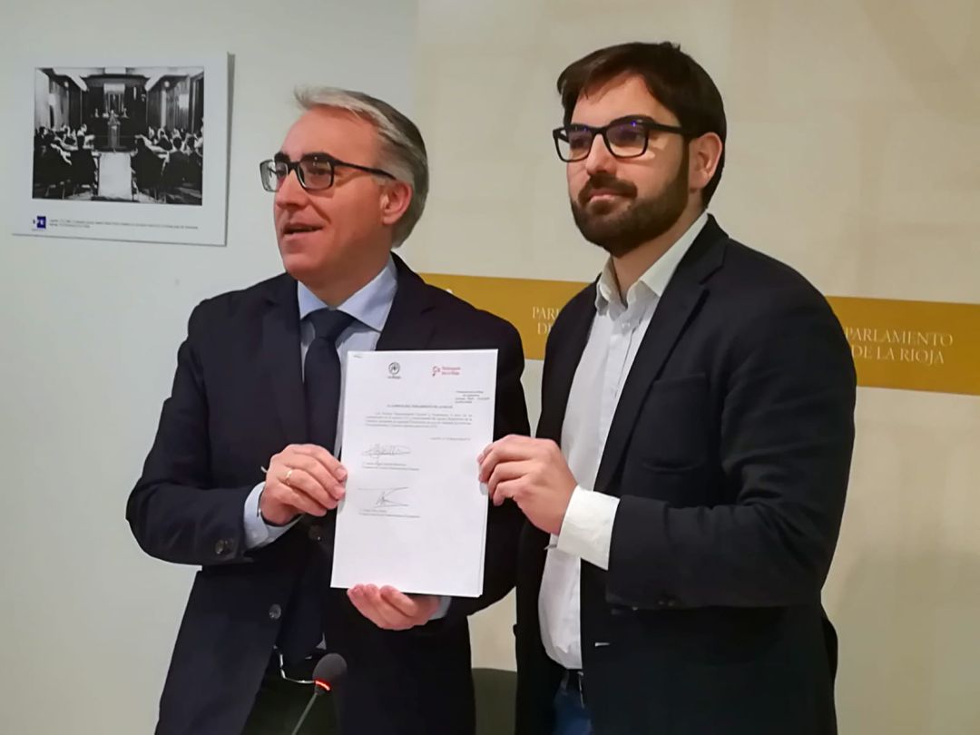 Garrido y Ubis muestran el texto del acuerdo Garrido y Ubis muestran el texto del acuerdo