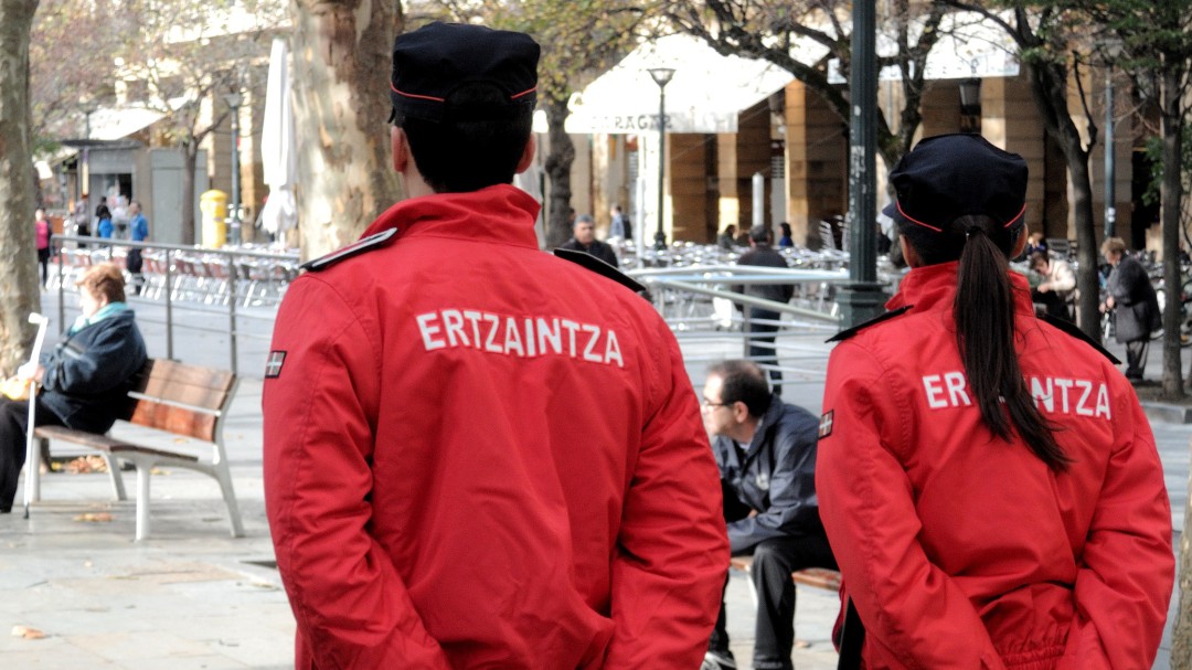 Dos detenidos por agredir a ertzainas tras abusar de una mujer en Donostia