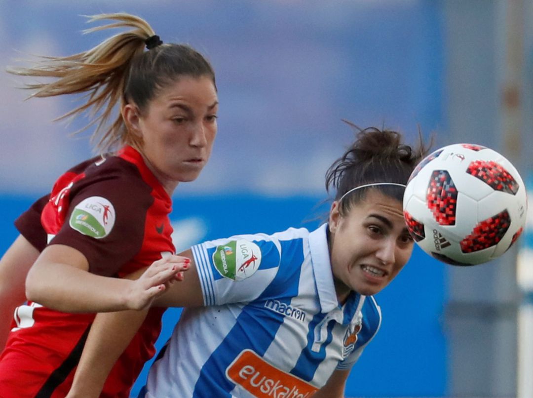 Carla Bautista pelea por un balón con la defensa sevillista Cometti Carla Bautista pelea por un balón con la defensa sevillista Cometti