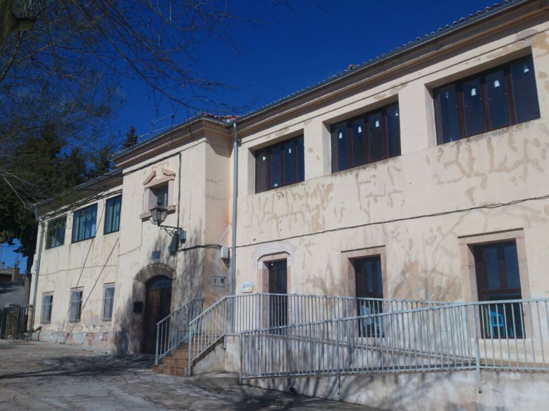 Edificio del antiguo colegio de Sepúlveda donde se quiere rehabilitar una vivienda para el alquiler Edificio del antiguo colegio de Sepúlveda donde se quiere rehabilitar una vivienda para el alquiler