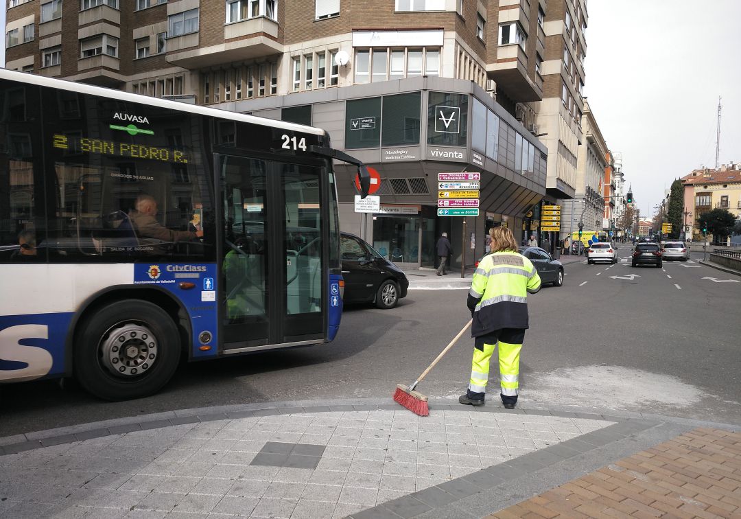 El gobierno municipal garantiza que el servicio de limpieza será público mientras C´s plantea privatizaciones