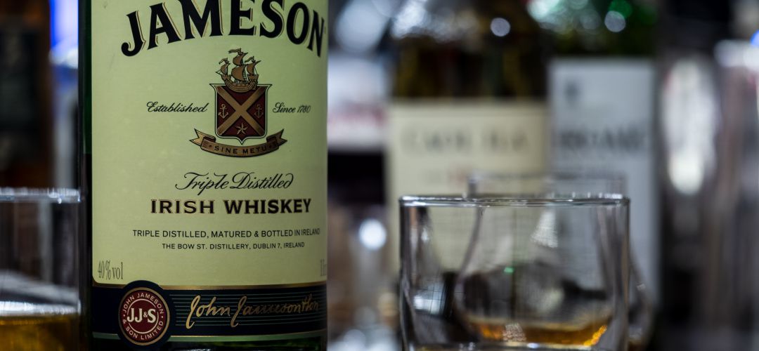 Una botella de whisky irlandés Una botella de whisky irlandés