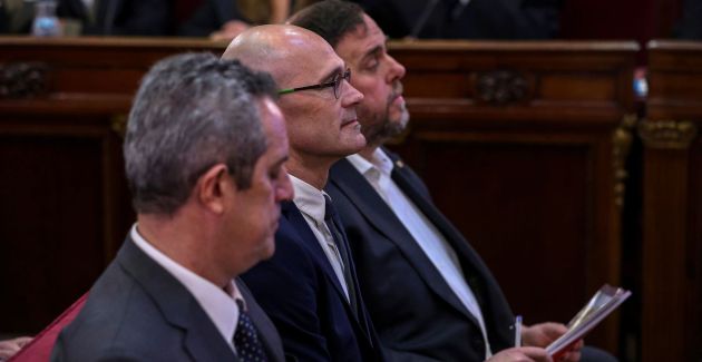 Romeva entre Forn y Junqueras durante el juicio Romeva entre Forn y Junqueras durante el juicio