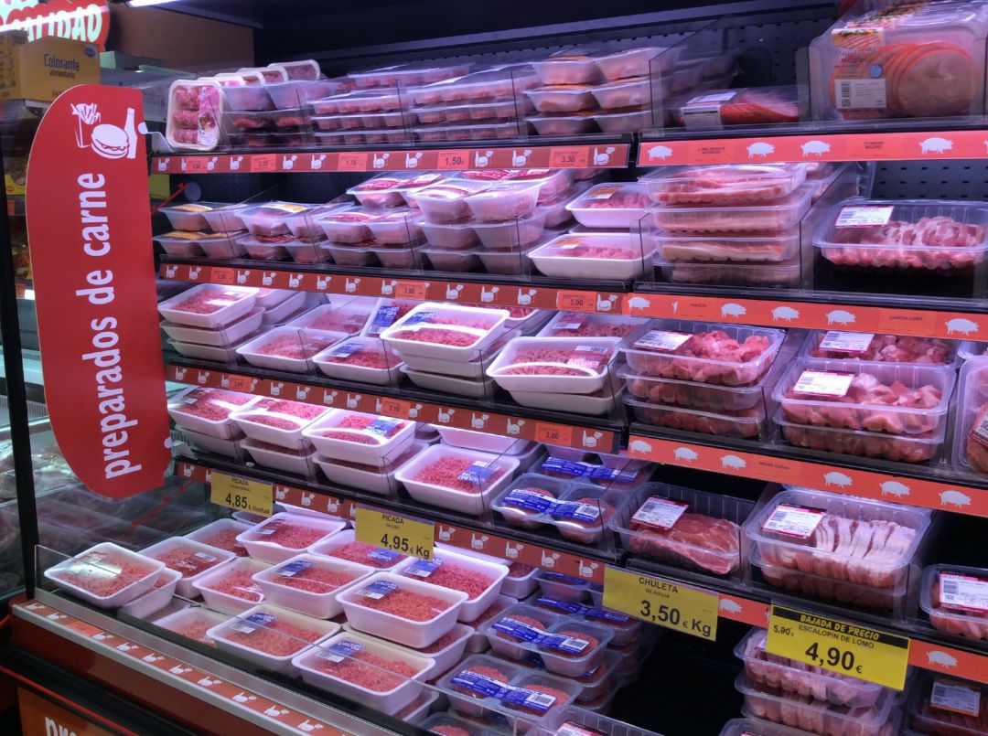 Estantería de un supermercado con productos de carne procesada. Estantería de un supermercado con productos de carne procesada.