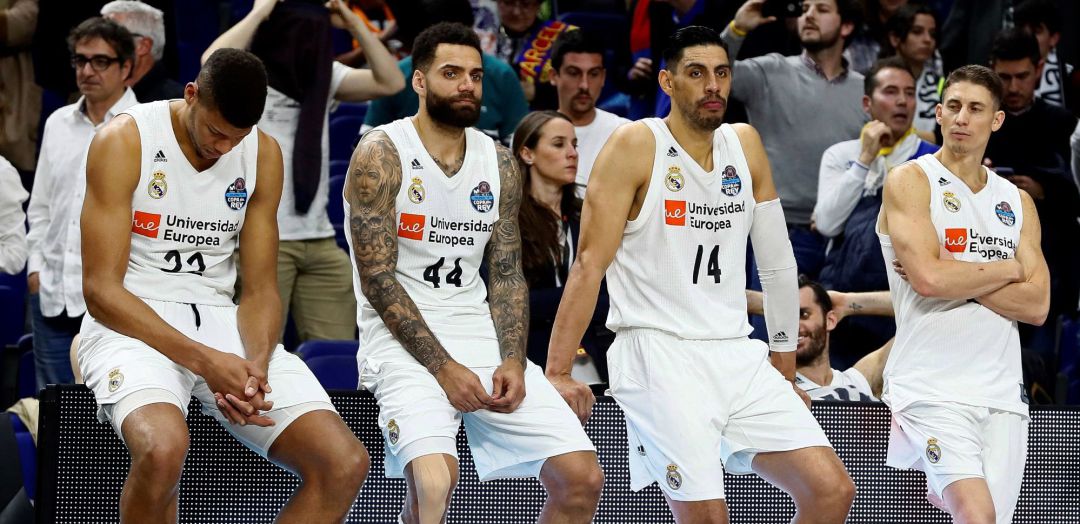 Los jugadores del Real Madrid, abatidos tras el final del partido Los jugadores del Real Madrid, abatidos tras el final del partido