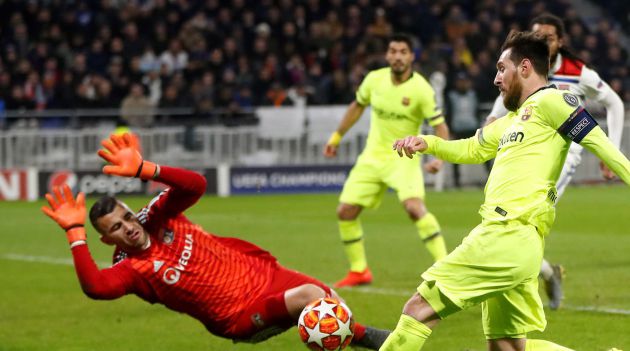 Messi trata de rematar ante Anthony Lopes Messi trata de rematar ante Anthony Lopes