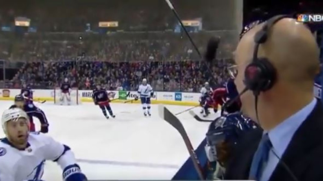 Un narrador de NHL evita por centímetros el impacto de un disco