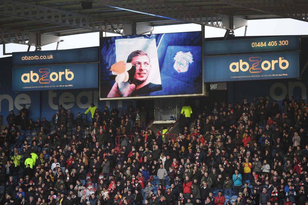 El fútbol ha rendido homenaje estas últimas semanas a Emiliano Sala. En los próximos días se empezará a buscar al piloto que lo llevaba a Escocia. El fútbol ha rendido homenaje estas últimas semanas a Emiliano Sala. En los próximos días se empezará a buscar al piloto que lo llevaba a Escocia.