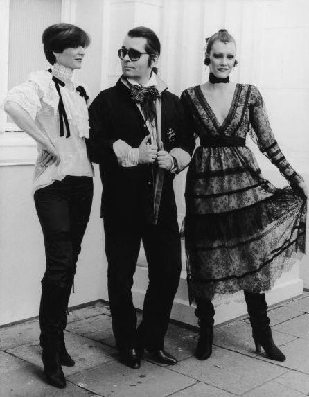 Karl Lagerfeld posa junto a dos modelos en una imagen de 1984. Karl Lagerfeld posa junto a dos modelos en una imagen de 1984.