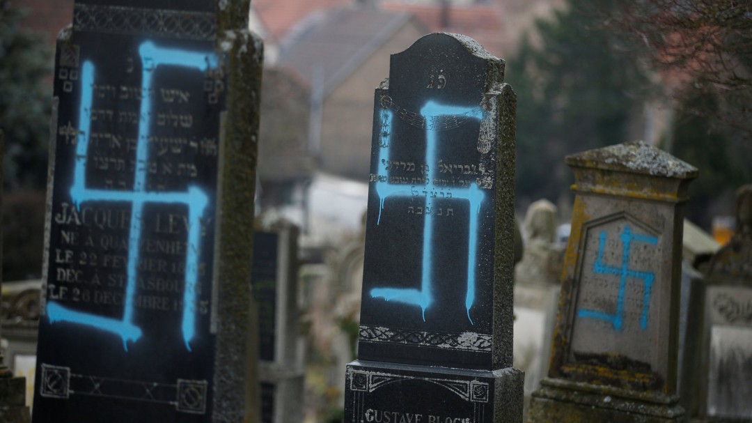 Profanan 90 tumbas de un cementerio judío en Francia en plena escalada de actos antisemitas