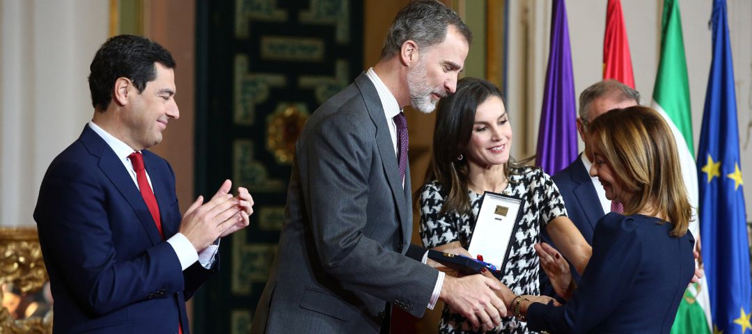 Feli Tarruella recibe la medalla de oro de manos de los reyes de España Feli Tarruella recibe la medalla de oro de manos de los reyes de España
