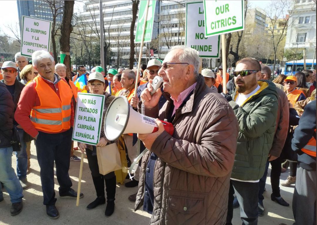 El presidente de Asaja de Alicante, Eladio Aniorte, lanzando proclamas en la protesta de agricultores llevada a cabo ante la sede de la Comisión Europea de Madrid. El presidente de Asaja de Alicante, Eladio Aniorte, lanzando proclamas en la protesta de agricultores llevada a cabo ante la sede de la Comisión Europea de Madrid.