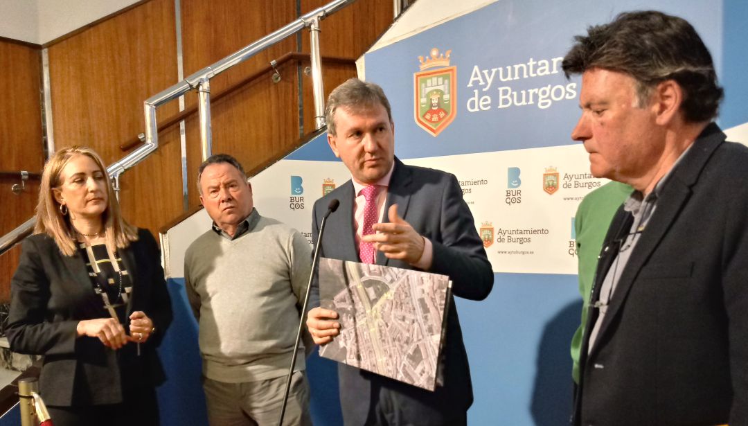 El alcalde de Burgos, Javier Lacalle, acompañado de vecinos de El Crucero en la explicación del proyecto del Bulevar Sur El alcalde de Burgos, Javier Lacalle, acompañado de vecinos de El Crucero en la explicación del proyecto del Bulevar Sur