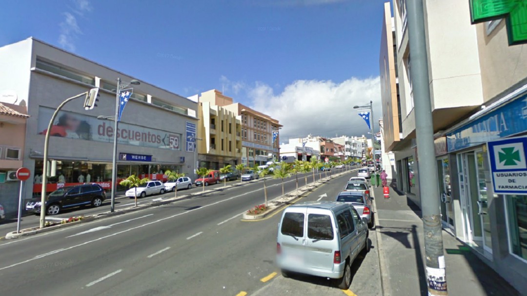 Rescatan a un perro encerrado en un coche y a pleno sol en San Isidro