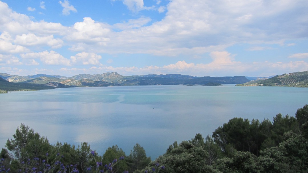 Accidentado un autogiro al caer en el embalse de Iznájar