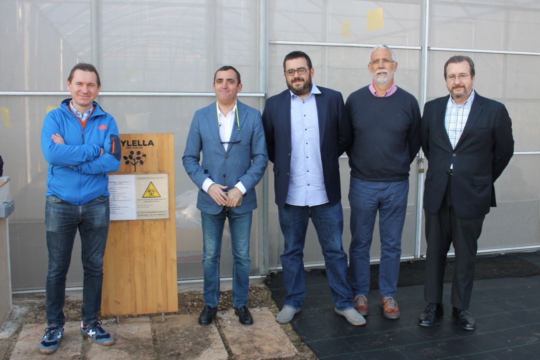 El conseller Vicenç Vidal junto al director general de Sanidad de la Producción Agraria, Valentín Almansa, entre otros responsables de ambas administraciones El conseller Vicenç Vidal junto al director general de Sanidad de la Producción Agraria, Valentín Almansa, entre otros responsables de ambas administraciones