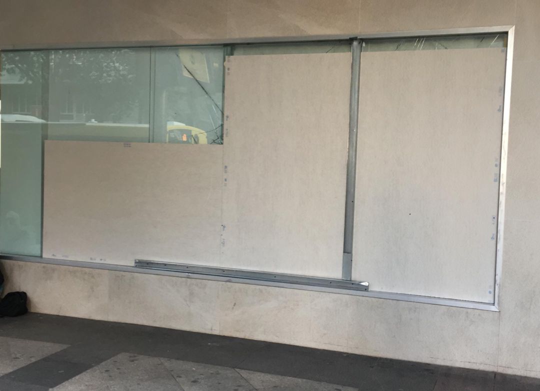 Tablones de madera tapan el agujero hecho en el escaparate de El Corte Inglés por los ladrones Tablones de madera tapan el agujero hecho en el escaparate de El Corte Inglés por los ladrones
