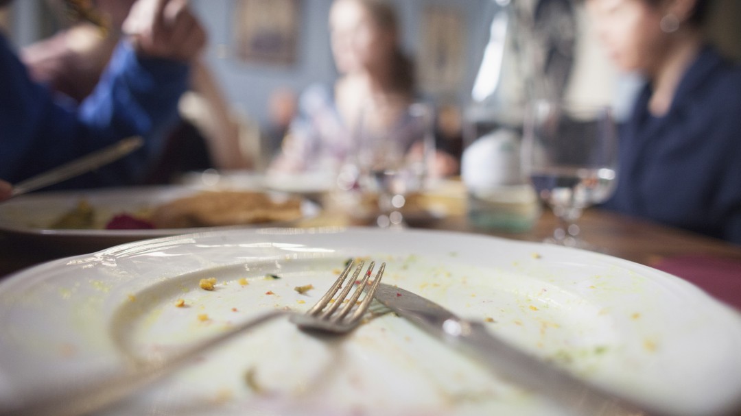 Investigan la muerte de una mujer después de comer en un restaurante
