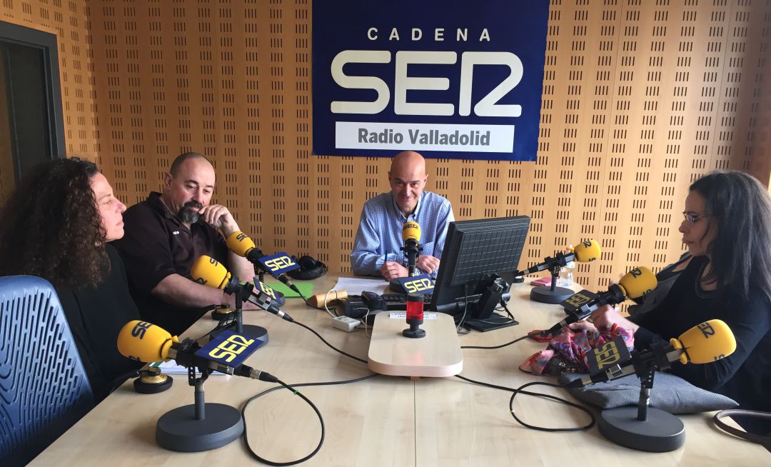 Los padres de los alumnos, durante la entrevista en los estudios de Radio Valladolid Los padres de los alumnos, durante la entrevista en los estudios de Radio Valladolid