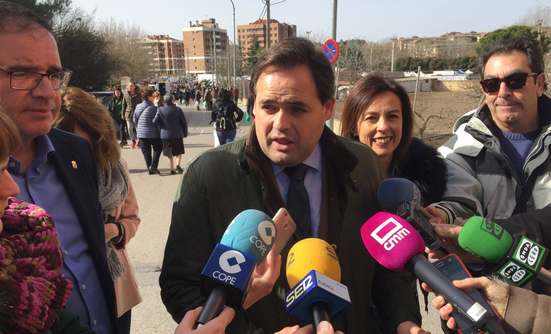 Paco Núñez, junto al presidente del PP, Benjamín Prieto (i) y la candidata a la alcaldía de Cuenca, Luz Moya Paco Núñez, junto al presidente del PP, Benjamín Prieto (i) y la candidata a la alcaldía de Cuenca, Luz Moya