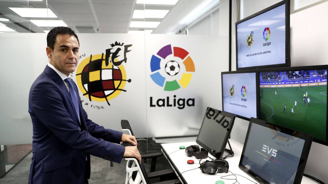 Velasco Carballo: El árbitro debe conocer todo lo relacionado con el juego