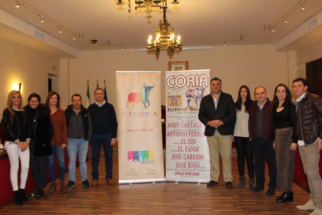 El alcalde de Coria, junto a representantes municipales y del mundo del toro en la presentación de la FITCORIA 2019 El alcalde de Coria, junto a representantes municipales y del mundo del toro en la presentación de la FITCORIA 2019