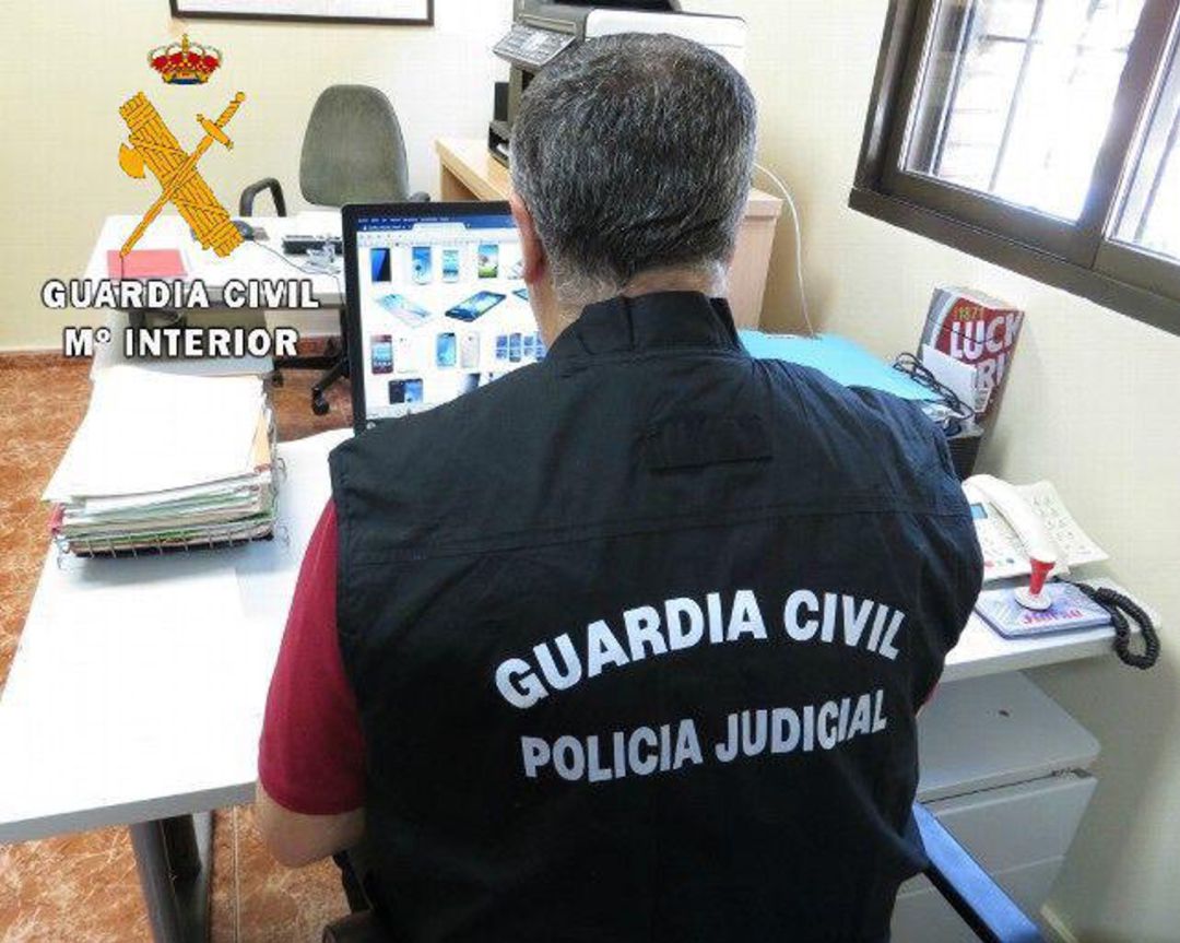 Agente de policía judicial de la Guardia Civil Agente de policía judicial de la Guardia Civil