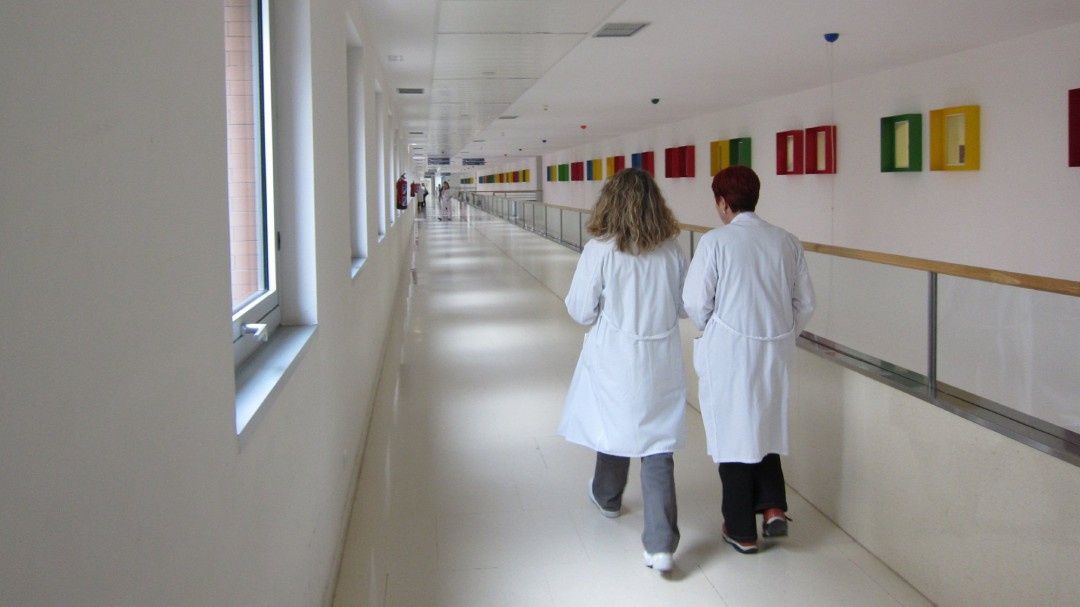 Miles de opositores a auxiliar de enfermería, pendientes de que su examen no coincida con las generales