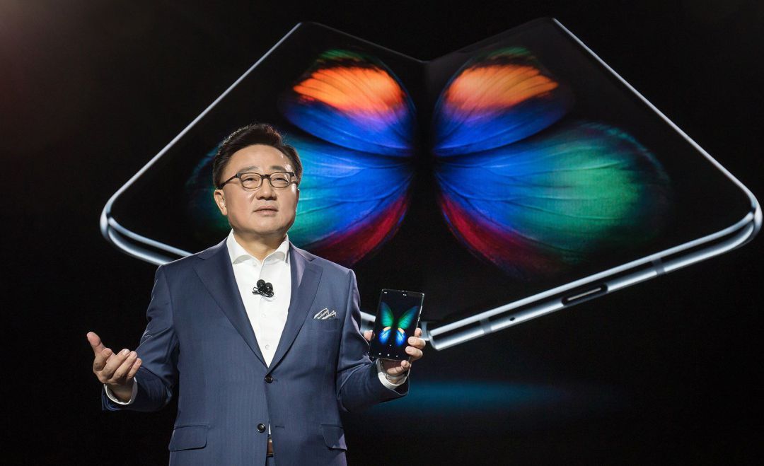 DJ Koh presenta el nuevo Galaxy Fold. DJ Koh presenta el nuevo Galaxy Fold.