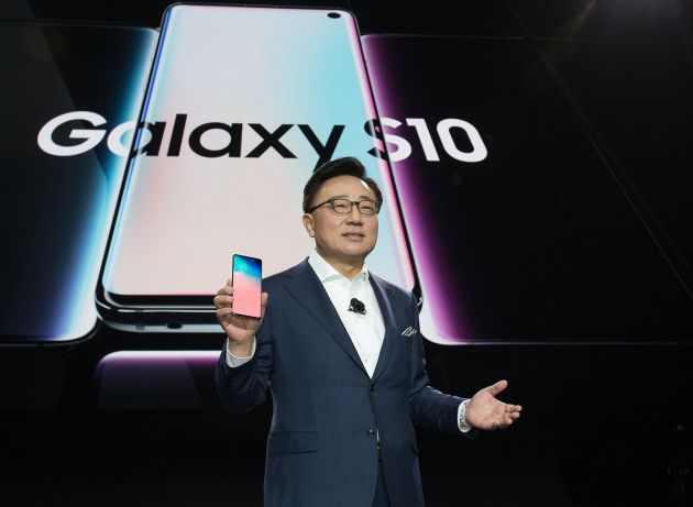 DJ Koh, mientras presenta el nuevo Galaxy S10 durante el evento de lanzamiento este miércoles en San Francisco. DJ Koh, mientras presenta el nuevo Galaxy S10 durante el evento de lanzamiento este miércoles en San Francisco.