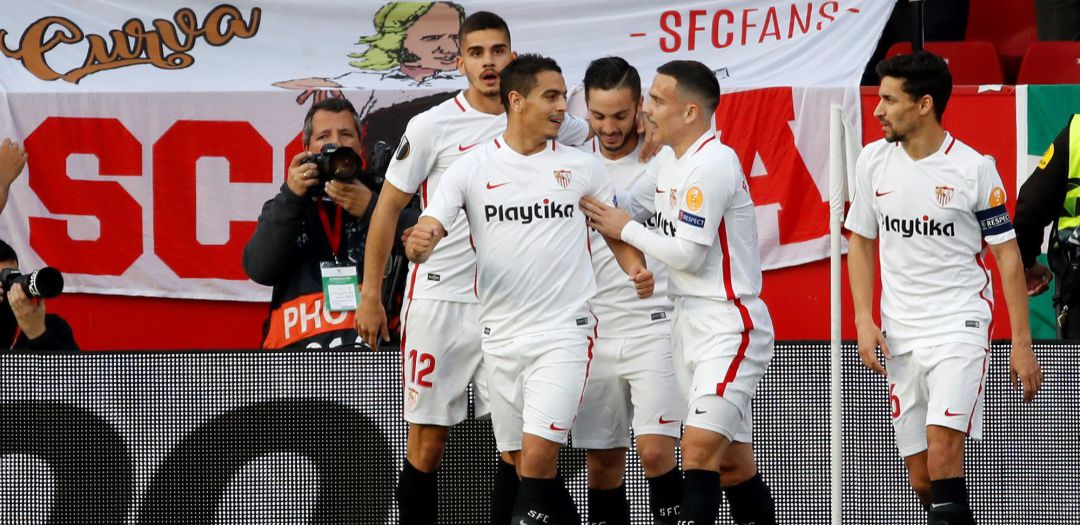 Los jugadores del Sevilla celebran el gol de Ben Yedder Los jugadores del Sevilla celebran el gol de Ben Yedder