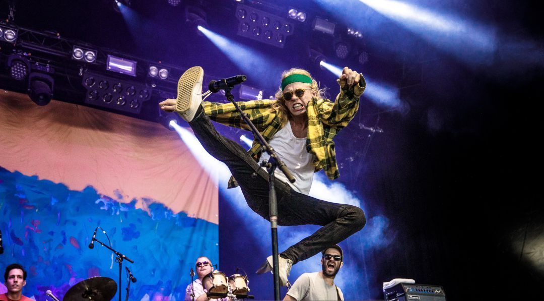 Kakkmaddafakka dándolo todo en un concierto danés del Festival Roskilde el año pasado Kakkmaddafakka dándolo todo en un concierto danés del Festival Roskilde el año pasado