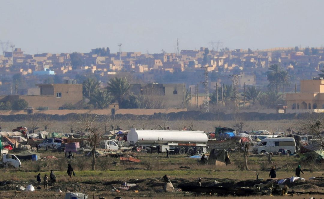 Islamic state members walk in the last besieged neighborhood in the village of Baghouz, Deir Al Zor province, Syria February 18, 2019. REUTERS Islamic state members walk in the last besieged neighborhood in the village of Baghouz, Deir Al Zor province, Syria February 18, 2019. REUTERS