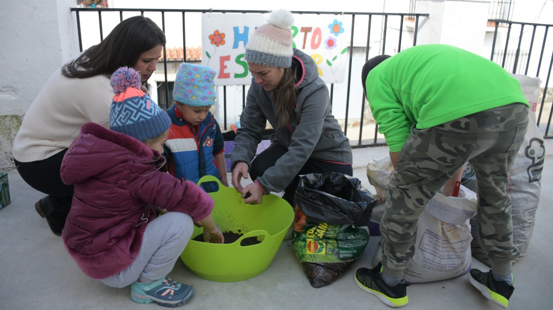 Los alumnos del CPR Alto Genal de Faraján crean un huerto escolar