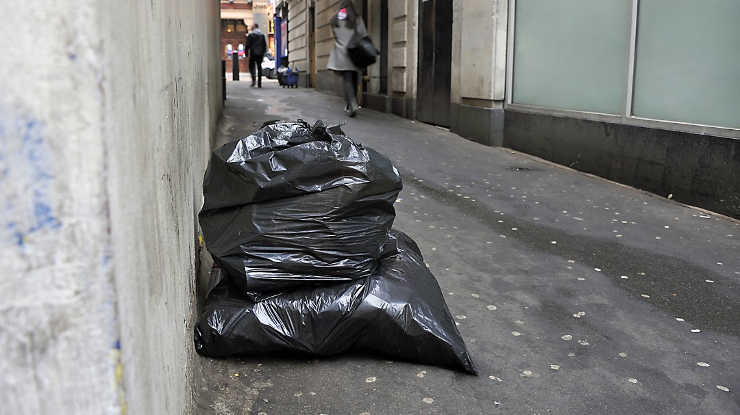 Operarios recogen basura por la tarde tras no salir varios camiones