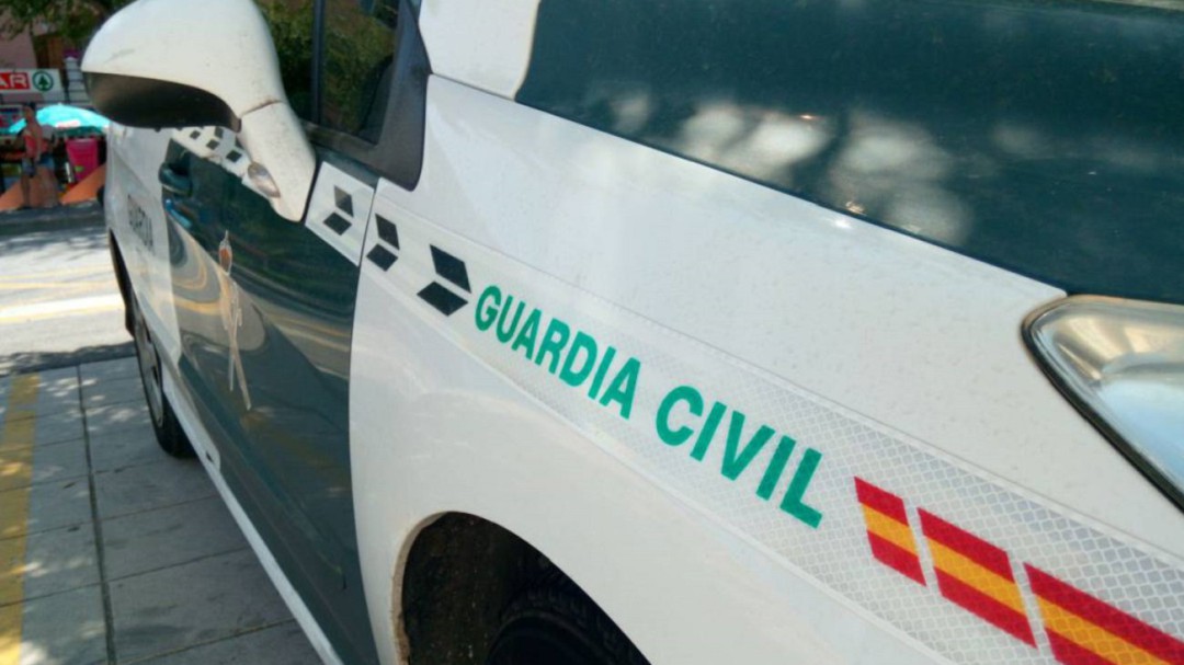Detienen a un joven con una placa de policía falsa que podría utilizar para cometer delitos