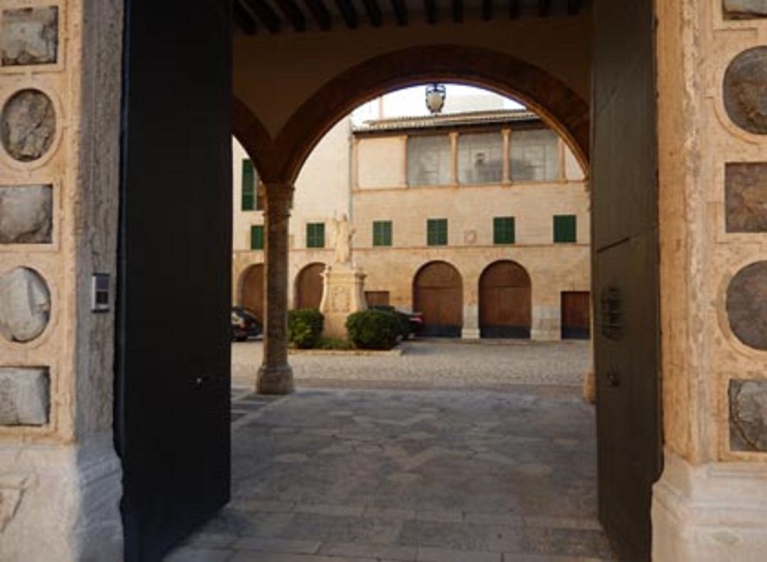 Pisos, solares, huertos y hasta un palacio: el patrimonio de la Iglesia en Baleares Pisos, solares, huertos y hasta un palacio: el patrimonio de la Iglesia en Baleares