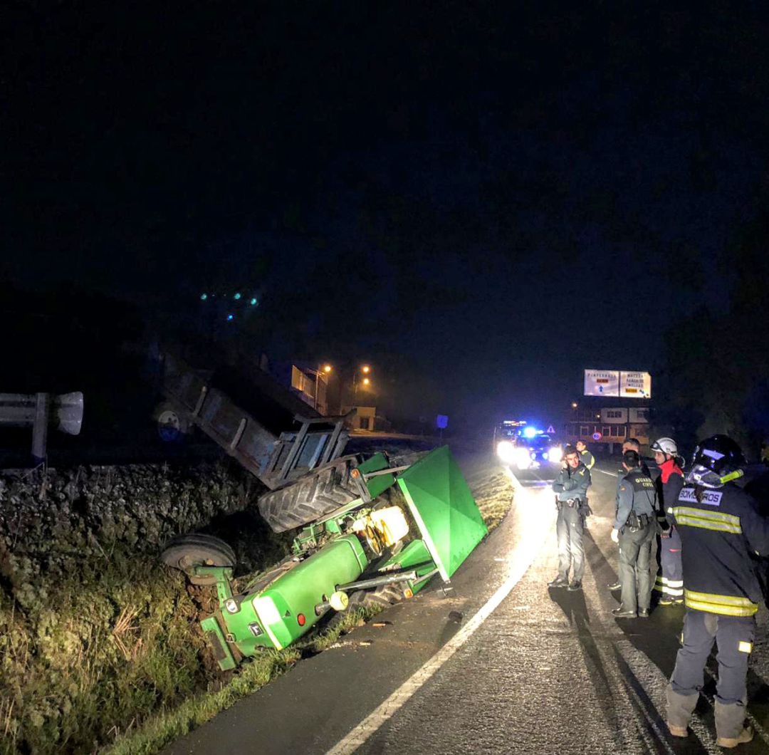 Imagen del tractor que circulaba por una vía de servicio y cayó a la OU-536 Imagen del tractor que circulaba por una vía de servicio y cayó a la OU-536