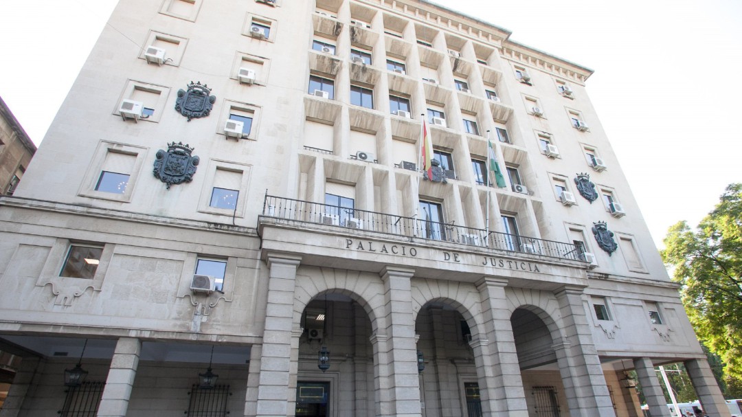 Condenan al BBVA a devolver más de 50.000 euros a una bonista de Abengoa