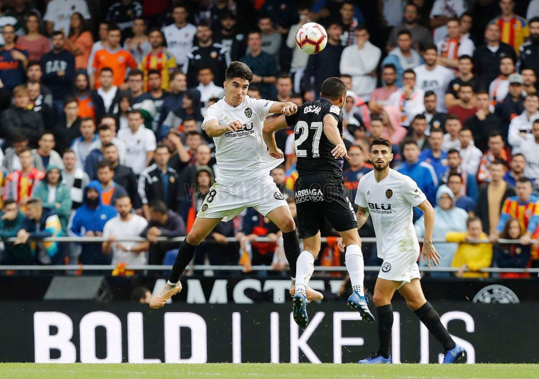 El pepinero Oscar Rodríguez (27) y Carlos Soler pugnan por un balón en el duelo de la primera vuelta en Mestalla. El pepinero Oscar Rodríguez (27) y Carlos Soler pugnan por un balón en el duelo de la primera vuelta en Mestalla.