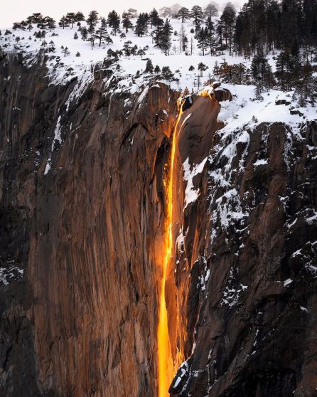 La cascada de fuego. La cascada de fuego.