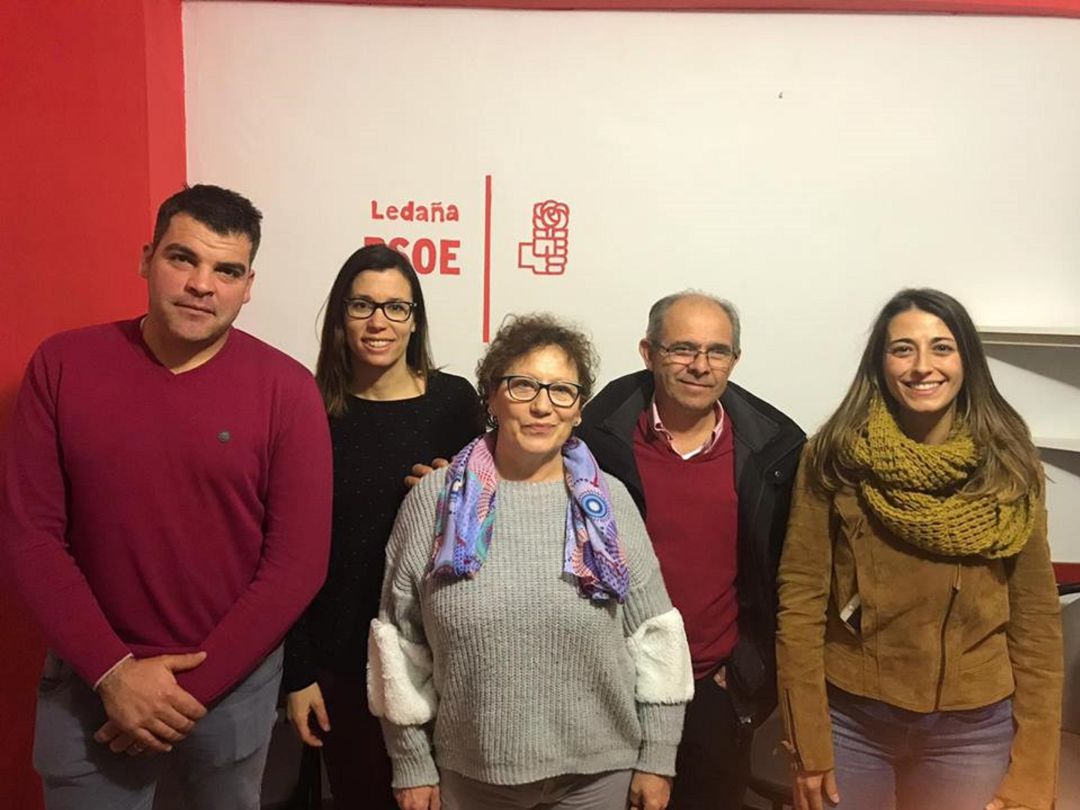Rosa Plaza en el centro junto a miembros de la ejecutiva local y provincial. Rosa Plaza en el centro junto a miembros de la ejecutiva local y provincial.