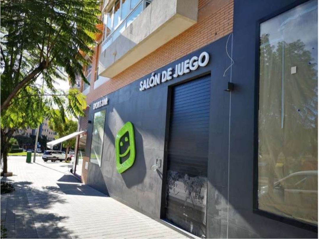 Fachada del Salón de Juego que prevé abrir en el PAU 2, y que solicitó la tramitación administrativa de su licencia, antes del anteproyecto de Ley del Consell. Fachada del Salón de Juego que prevé abrir en el PAU 2, y que solicitó la tramitación administrativa de su licencia, antes del anteproyecto de Ley del Consell.