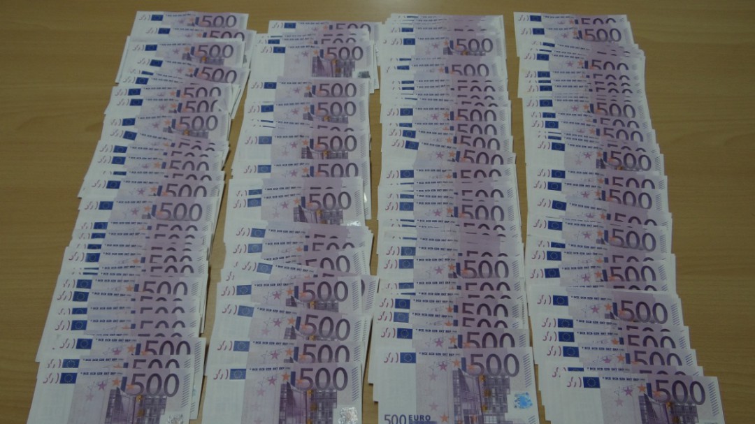 Hallados 100.000 euros falsos tras registrar un todoterreno
