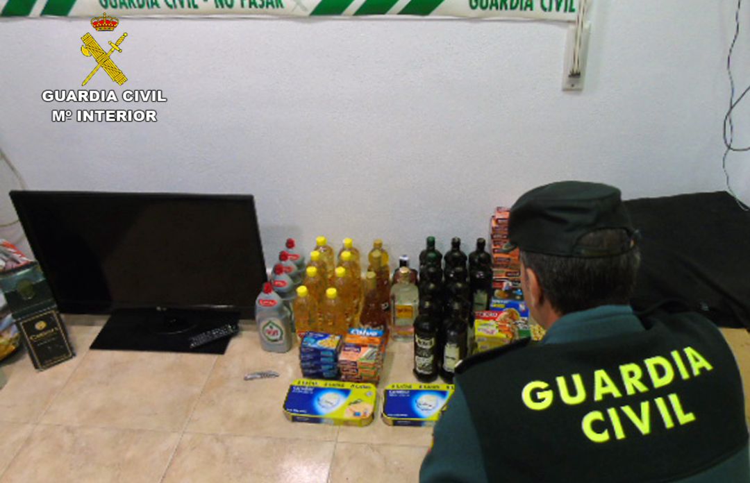 Un agente de la Guardia Civil, frente a parte del botín Un agente de la Guardia Civil, frente a parte del botín