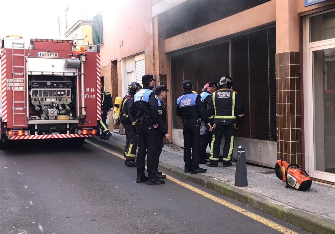 Desalojan 114 viviendas tras un incendio en el garaje de un edificio en La Laguna