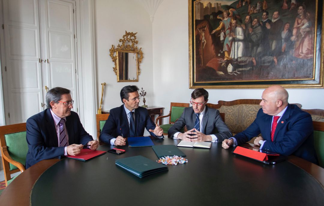 El alcalde de Granada y el presidente de la Diputación en su reunión con el presidente de Iberia este miércoles en Madrid El alcalde de Granada y el presidente de la Diputación en su reunión con el presidente de Iberia este miércoles en Madrid