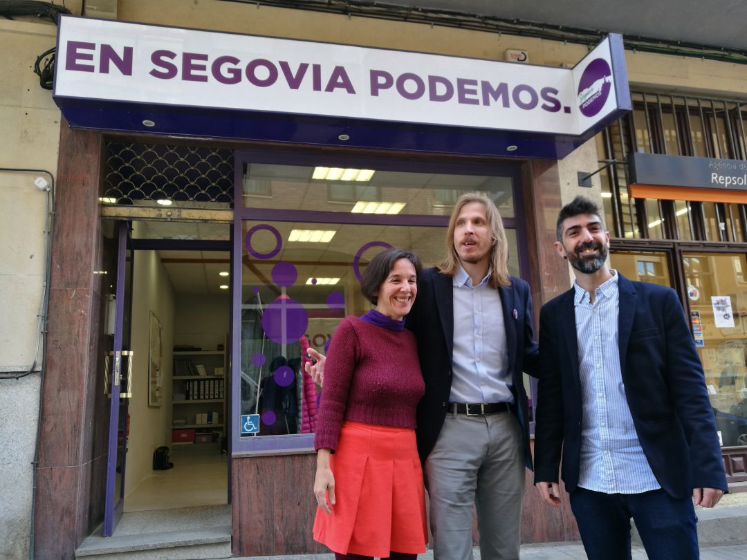 Pablo Fernández (c) junto a Amada Peñalosa y Guillermo San Juan ante la nueva sede de Podemos en Segovia Pablo Fernández (c) junto a Amada Peñalosa y Guillermo San Juan ante la nueva sede de Podemos en Segovia